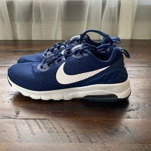 Navy Nike Air Max’s